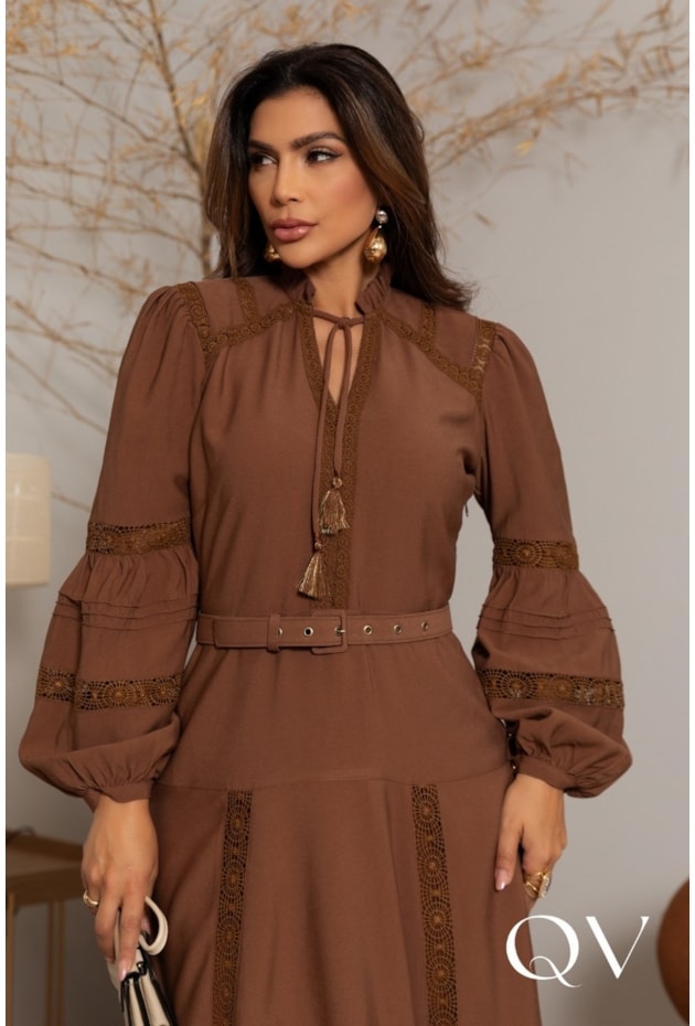 VESTIDO MIDI EM ALFAIATARIA COM ENTREMEIOS MARROM - LUZIA FAZZOLLI
