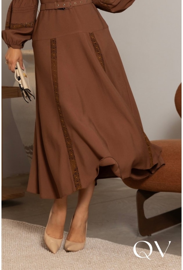 VESTIDO MIDI EM ALFAIATARIA COM ENTREMEIOS MARROM - LUZIA FAZZOLLI