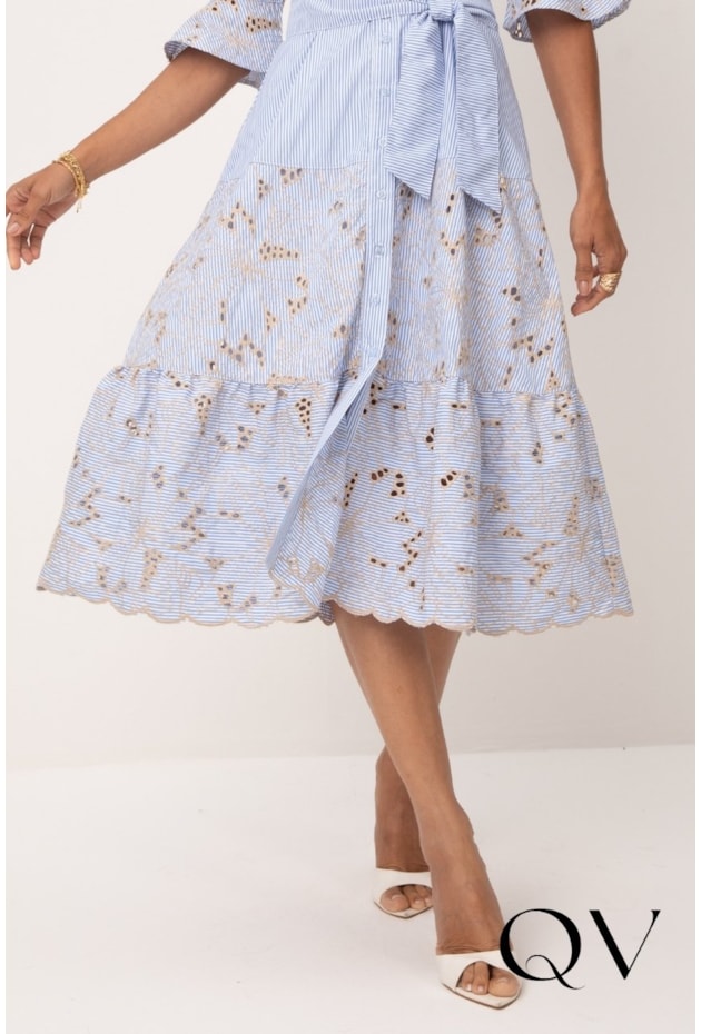 VESTIDO MIDI EM TRICOLINE LISTRADO AZUL BORDADO CRU - LEKAZIS